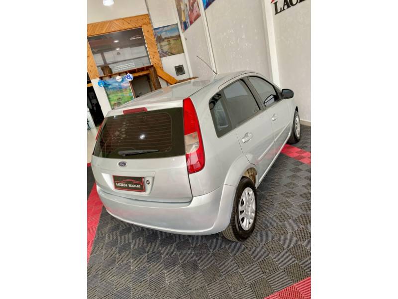 FORD - FIESTA - 2004/2004 - Prata - R$ 21.900,00