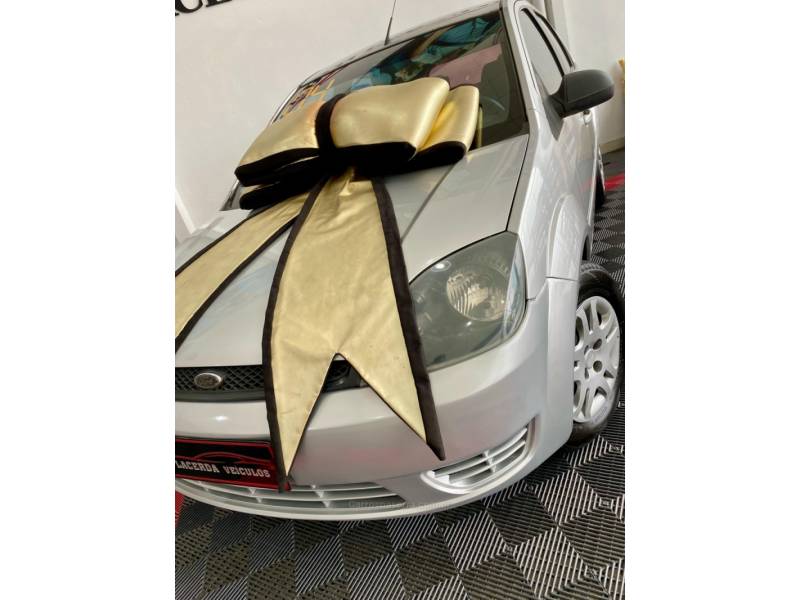 FORD - FIESTA - 2004/2004 - Prata - R$ 21.900,00