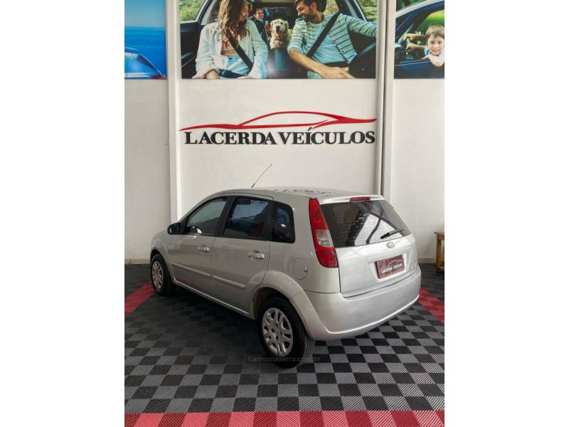 FORD - FIESTA - 2004/2004 - Prata - R$ 21.900,00