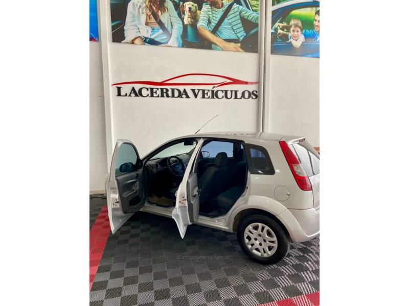 FORD - FIESTA - 2004/2004 - Prata - R$ 21.900,00