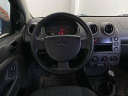 FORD - FIESTA - 2004/2004 - Prata - R$ 21.900,00