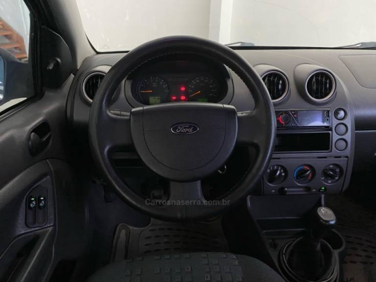 FORD - FIESTA - 2004/2004 - Prata - R$ 21.900,00