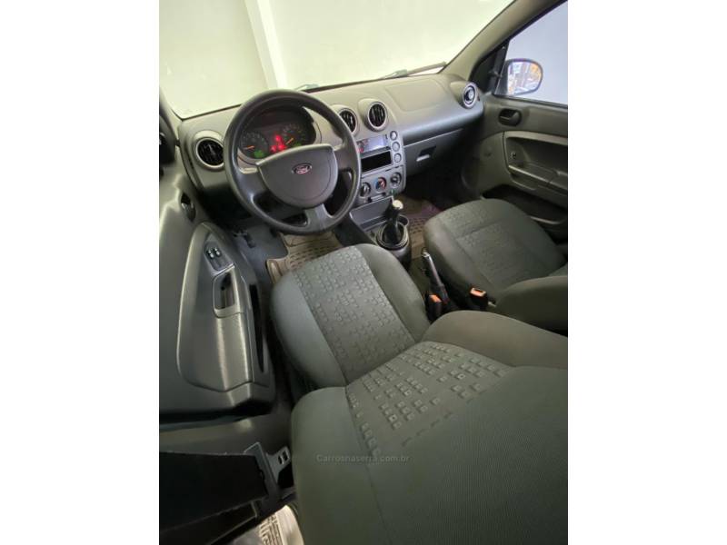 FORD - FIESTA - 2004/2004 - Prata - R$ 21.900,00
