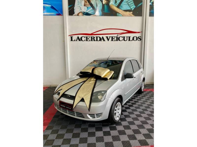 FORD - FIESTA - 2004/2004 - Prata - R$ 21.900,00